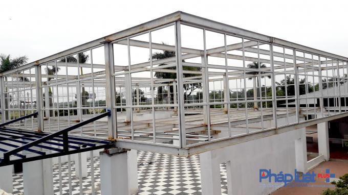 Những công trình này vẫn đang được tiếp tục dựng lên, còn chính quyền thì vẫn chưa biết phải làm gì.