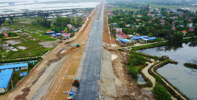 Hệ thống đường dẫn ở hai đầu được thiết kế 4 làn xe chạy, mỗi bên hai làn và ngăn cách bởi dải phân cách giữa rộng 3m.