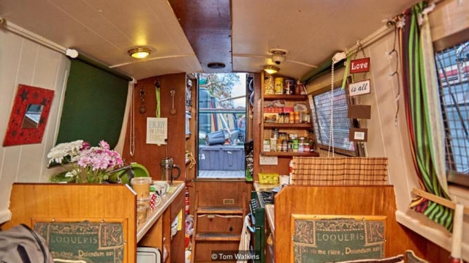 Mặc dù vậy, cuộc sống trên nhà thuyền không phải dành cho bất cứ ai, đặc biệt là những người không chịu được không gian hạn hẹp. Đa số nhà thuyền cũng không được trang bị đầy đủ, hoặc thiếu đi nhiều thiết bị cần thiết. Lò sưởi, hệ thống thông gió, bếp, nội thất, tủ, nhà vệ sinh,... cũng chỉ ở mức đủ dùng.