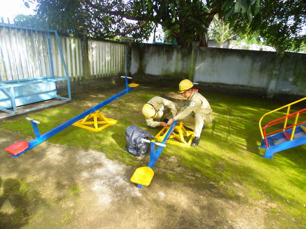Đoàn Thanh niên EVNNPT lắp đặt và bàn giao khu vui chơi thiếu nhi tại Bình Thuận