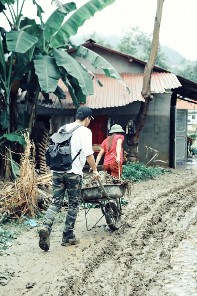 Jolie Nguyễn c&ugrave;ng Phan Anh chung tay hỗ trợ đồng b&agrave;o v&ugrave;ng lũ
