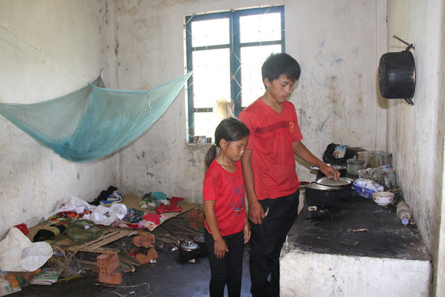 Sử là anh cả trong nhà nên đảm nhận luôn việc nấu nướng cho các em.