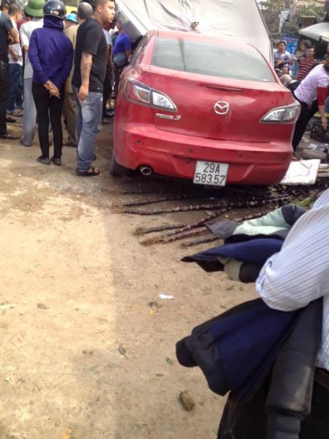 Hà Nội: Ô tô mất lái lao vào chợ, dân bỏ chạy tán loạn