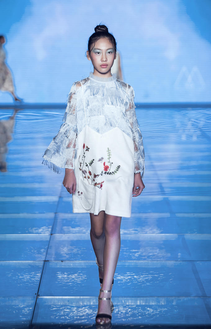 Hình ảnh những cô gái trẻ trung tràn đầy sức sống với khát khao làm mới diện mạo để thật cuốn hút là điều mà NTK Trần Thanh Mẫn muốn hướng đến. Mở màn BST, hình ảnh mẫu nhí top 10 thế giới - Hà Thiên Trang bước ra sàn diễn trong bộ váy dịu dàng, bồng bềnh đã “hớp hồn” nhiều khán giả.