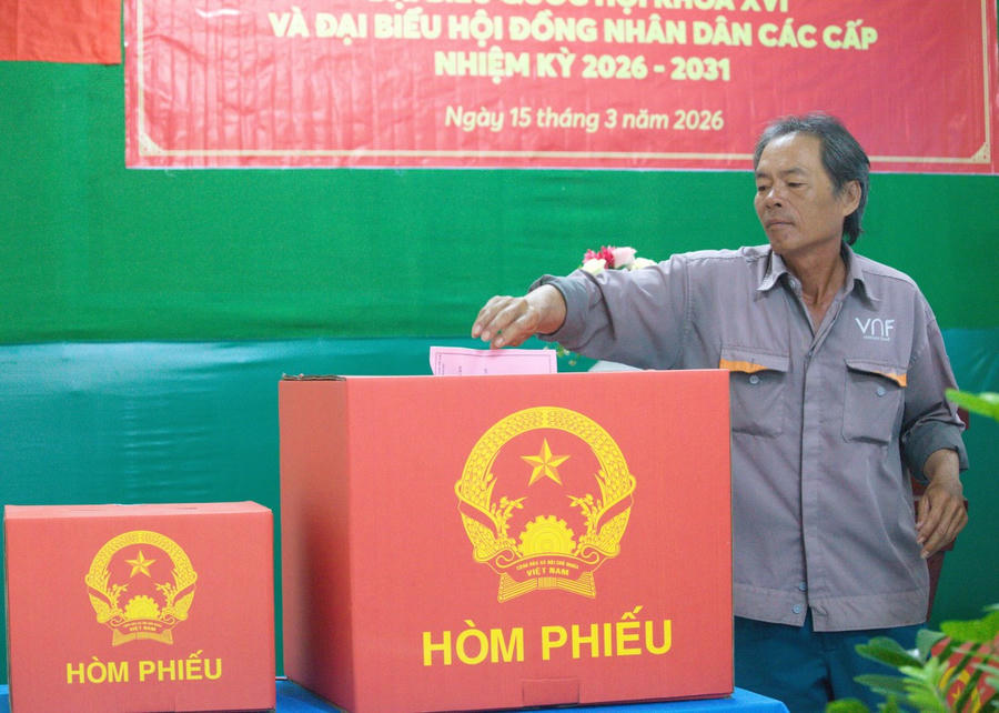 Đông đảo cử tri đã có mặt tại các khu vực bỏ phiếu số 19 (phường Bạc Liêu) để thực hiện quyền và nghĩa vụ công dân.
