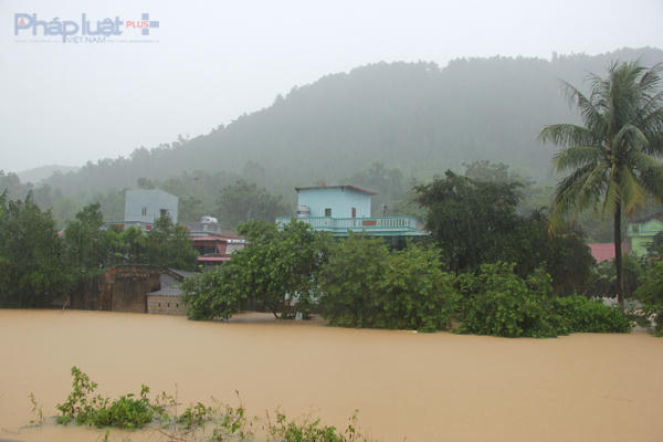 Nước ngập nhiều căn nhà ven quốc lộ 217 đoạn qua xã Hà Đông, huyện Hà Trung, Thanh Hóa. (Ảnh: Anh Thắng)