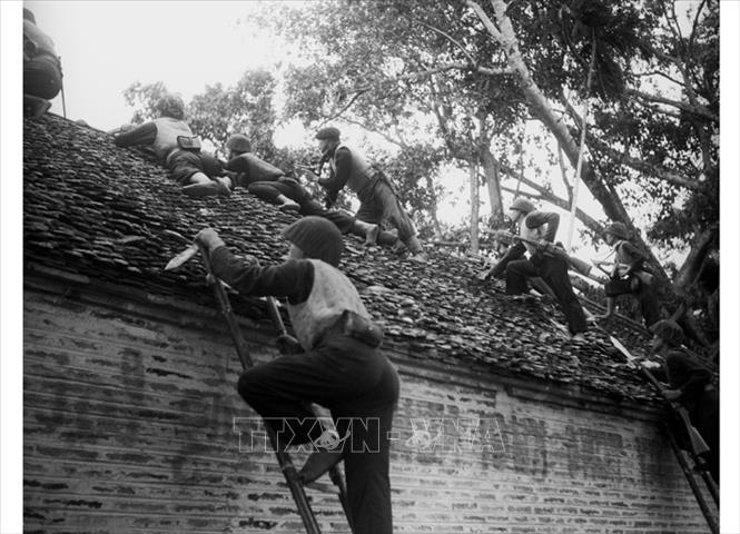 Các chiến sỹ Vệ Quốc đoàn chiến đấu kiên cường bảo vệ từng ngôi nhà, tấc đất của Thủ đô. Ảnh: Tư liệu TTXVN.