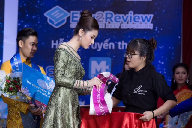 Hoa hậu Ngọc Duy&ecirc;n trao vương miện cho Hoa kh&ocirc;i Đại học Sư phạm Kỹ Thuật TP HCM