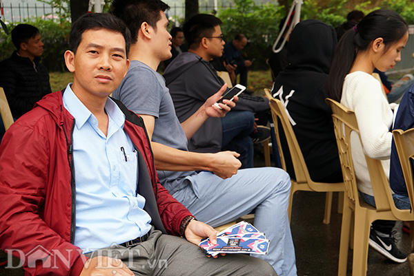 Anh Đỗ Trung Kiên cho biết, VFF chỉ chấp nhận trả một mã đặt vé mỗi lượt. Dù vừa nhận xong 4 vé, nhưng anh Kiên phải tiếp tục quay lại xếp hàng để chờ nhận vé hộ người thân.