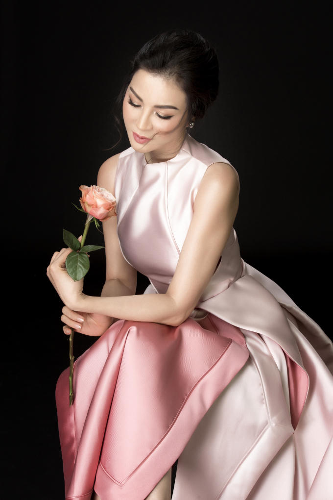 Bữa sáng, nữ MC điểm tâm với xà lách, rau xanh. Bữa trưa, cô ăn thoải mái, nhưng hạn chế tinh bột, sau đó phải dùng bữa tối trước 18h. Ngoài ra, cô cô gắng lớp tập yoga 2-3 buổi/tuần.