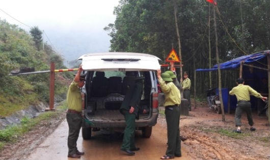 Chốt kiểm tra liên ngành ở Hóa Sơn.