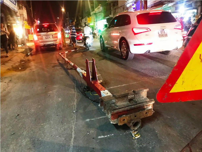 Hiện trường thanh chắn đường ray bị ô tô hất tung
