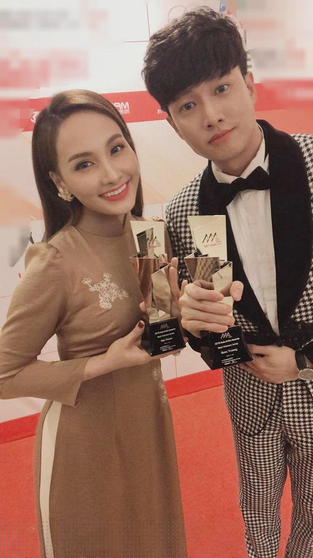 Quốc Trường và Bảo Thanh nhận giải thưởng tại AAA. (Ảnh: FBNV).
