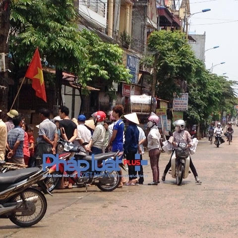 Người dân hiếu kỳ tập trung tại hiện trường vụ việc