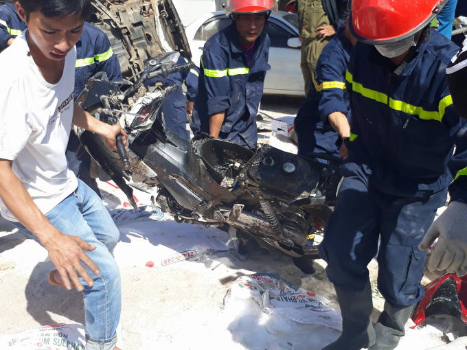 Lực lượng chức năng đang giải phóng hiện trường.