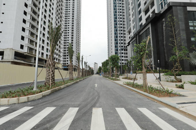 Đường nội khu thoáng mát trong khuôn viên dự án Goldmark City. Theo TNR Holdings Việt Nam, trong tháng 6/2017, cứ đặt mua căn hộ là khách hàng sẽ được nhận ngay các phần quà tặng giá trị hấp dẫn như ô tô Chervolet Spark Duo (Van) 2016, xe máy Honda SH, bộ trang sức kim cương Doji.