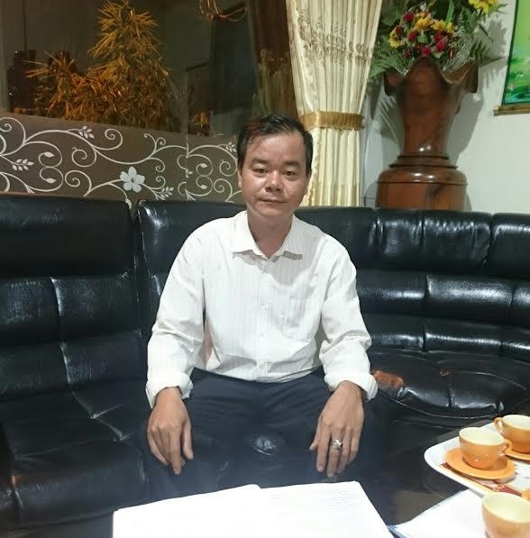 Luật sư Vũ Văn Biển trao đổi sự việc với phóng viên.