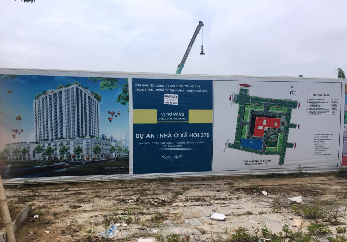 Hàng rào quảng cáo.