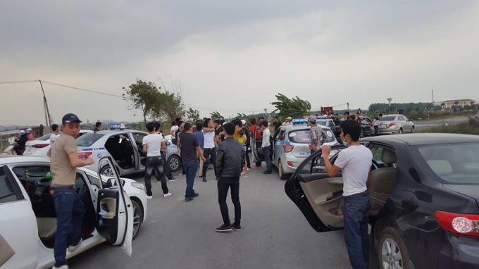 Sự việc gây náo loạn cả đoạn đường khiến giao thông ách tắc.