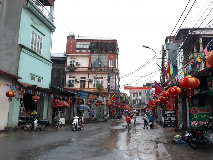 Bên cạnh khu chính hội, dọc đường Tây Tựu, người dân trang trí đèn lồng, treo cờ hàng tháng nay để hưởng ứng không khí hội làng, đồng thời đón bằng công nhận lễ hội làng Đăm là di sản văn hóa phi vật thể cấp quốc gia.