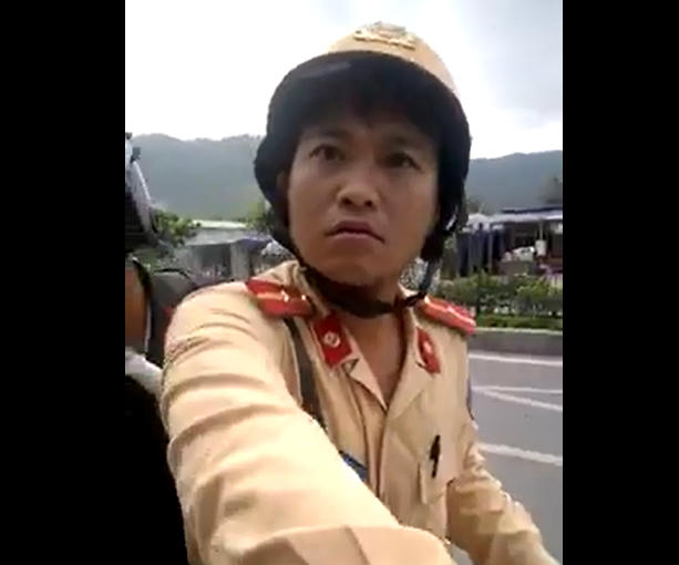 Hình ảnh chiến sĩ CSGT có biển tên Nguyễn Văn Chung. Ảnh: Cắt từ clip.