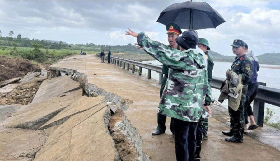 Phó Chủ tịch Ủy ban nhân dân tỉnh Đắk Lắk Đào Mỹ kiểm tra tại hiện trường vụ sập bờ kè. Ảnh: Thủy Loan