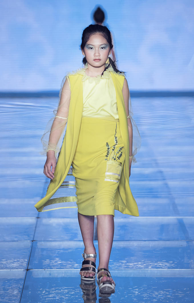 Với gam màu tươi sáng, mát dịu, kết hợp với cách xử lý đính kết, bèo nhún cùng với nét chấm phá từ những bông hoa vải, nếp gấp tinh tế, BST không chỉ thể hiện sự lãng mạn, bay bổng mà còn cho thấy sự hòa nhịp của những cảm xúc vui tươi, trẻ trung.