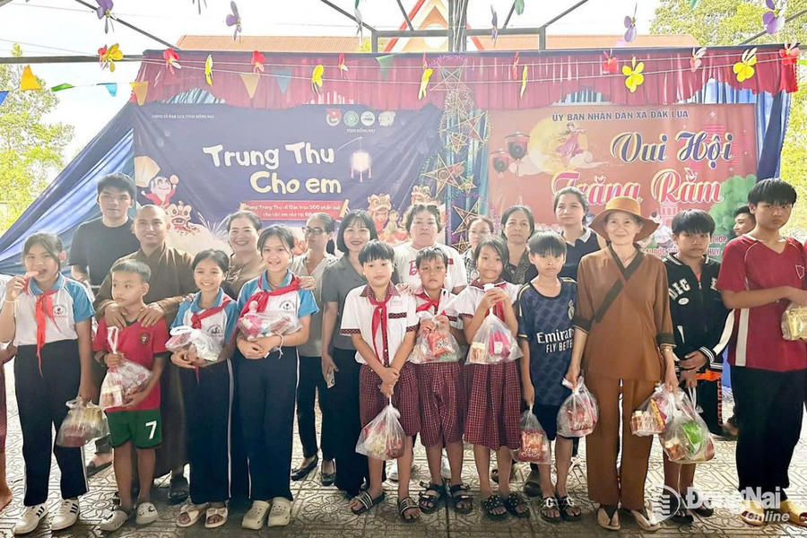 Một chương trình Trung thu cho em ấm áp nghĩa tình do chị Nguyễn Thanh Hiền, Phó Bí thư Đảng ủy, Chủ tịch UBND xã Đak Lua phối hợp tổ chức.