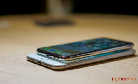 Cận cảnh iPhone X m&agrave;u trắng v&agrave; so d&aacute;ng với iPhone 8 Plus