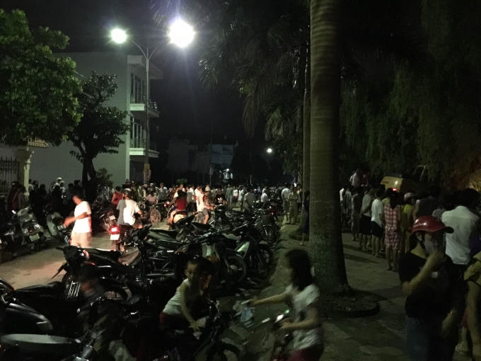 Rất đông người dân sống quanh khu vực này đến hiện trường đều hy vọng tìm thấy nạn nhân.