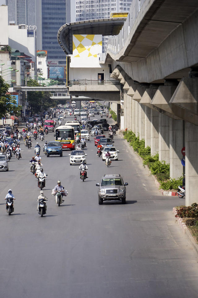 Đường Nguyễn Trãi nóng hầm hập với tuyến đường sắt đô thị thay thế hàng cây xà cừ lâu năm.