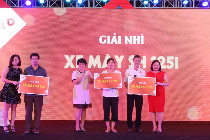 Ba khách hàng trúng xe SH 125i vui mừng nhận thưởng từ Ban tổ chức chương trình