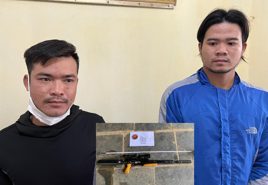 Đối tượng Quách Văn Kiên (áo đen) và Cao Minh Thông cùng tang vật gây án