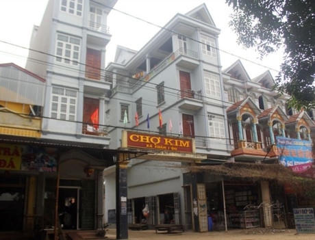 Các ngôi nhà mặt đường án ngữ chợ Kim.