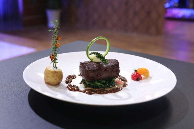 Quốc Huân được giám khảo đánh giá rất cao về sự sáng tạo trong món ăn và khả năng am hiểu nhất định về các kỹ thuật nấu bếp.