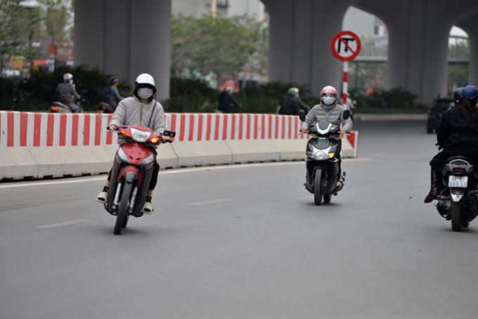 Dòng người thành từng tốp ngược chiều sau khi quay đầu để vào đường Trần Cung.