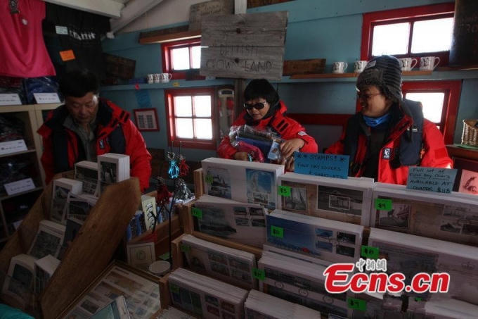 Bức ảnh ghi nhận khách du lịch từ Trung Quốc mua sắm tại trạm nghiên cứu khoa học của Anh tại Bắc Cực vào tháng 11/2014. Đời sống và thu nhập gia tăng là lý do người Trung Quốc "mạnh tay" hơn trong việc mua sắm.