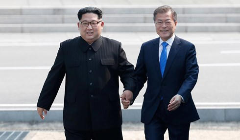 Nhà lãnh đạo Triều Tiên Kim Jong-un và Tổng thống Hàn Quốc Moon Jae-in nắm tay nhau ở làng đình chiến Bàn Môn Điếm. Ảnh: Reuters