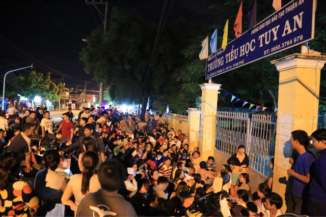 Những người đến sớm chọn vị trí sát ngay cổng trường để thuận tiện việc tiếp cận, nộp hồ sơ đầu tiên.