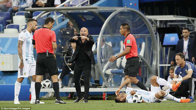 HLV Sampaoli đứng ngồi kh&ocirc;ng y&ecirc;n trong suốt trận đấu