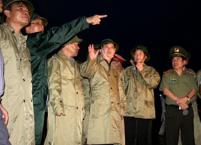 Phó Thủ tướng Chính phủ Trịnh Đình Dũng chỉ đạo công tác chống bão tại thị xã Quảng Yên.