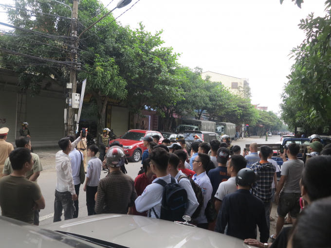 Phía hai đầu đường, xung quanh khư vực căn nhà được phong tỏa phục vụ quá trình vây bắt.