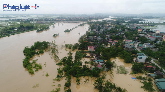 Nhiều khu vực của thôn Nhị Hà xã Hoằng Cát huyện Hoằng Hóa chìm trong biển nước.