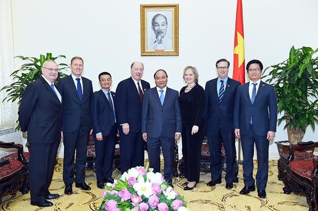 Thủ tướng Nguyễn Xuân Phúc chụp ảnh lưu niệm cùng đoàn Hội đồng Kinh doanh Mỹ - ASEAN.