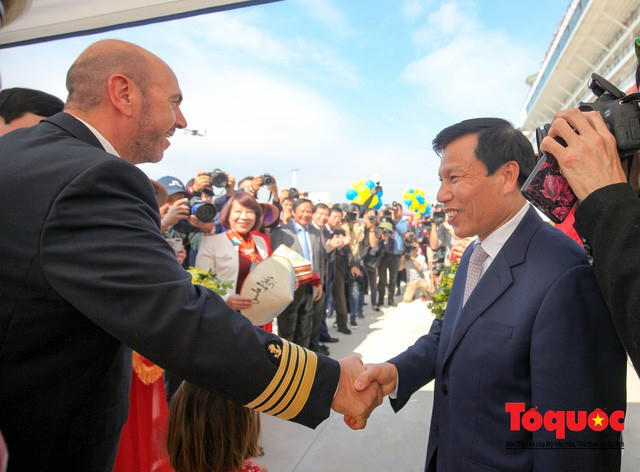 Bộ trưởng Bộ VHTTDL Nguyễn Ngọc Thiện chào đón tàu du lịch chở vị khách quốc tế thứ 15 triệu tới Việt Nam. Ảnh: Nam Nguyễn