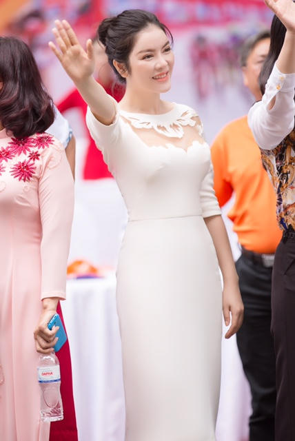 L&yacute; Nh&atilde; Kỳ rạng rỡ trao giải đua xe đạp C&uacute;p truyền h&igrave;nh TP HCM