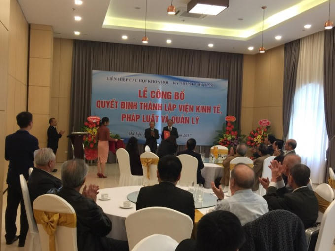 Giáo Sư, Tiến Sĩ Hoàng Chí Bảo lên nhận Quyết định.