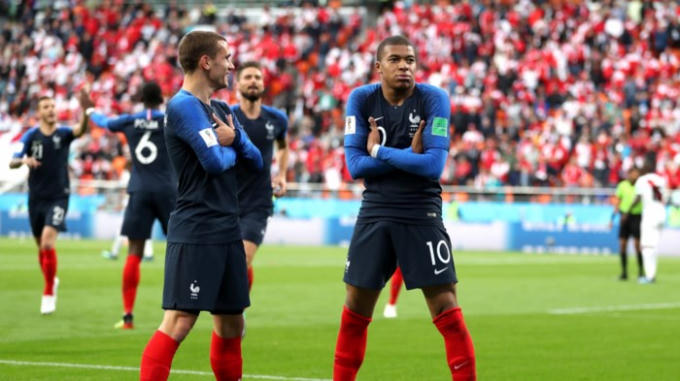 Hình ảnh Mbappe đứng giang chân, khoanh tay đầy ngạo nghễ rất quen thuộc với người hâm mộ Việt Nam.