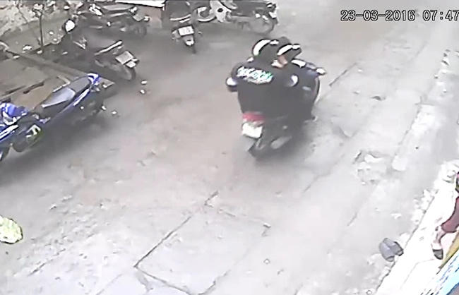 Cả ba ngồi trên chiếc xe máy Yamaha Jupiter MX màu đỏ (Ảnh cắt từ video).