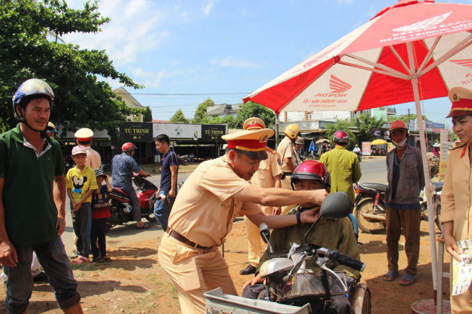 CSGT Đắk Lắk tặng mũ bảo hiểm đạt chuẩn cho người dân. (Ảnh: Đình Thảo)